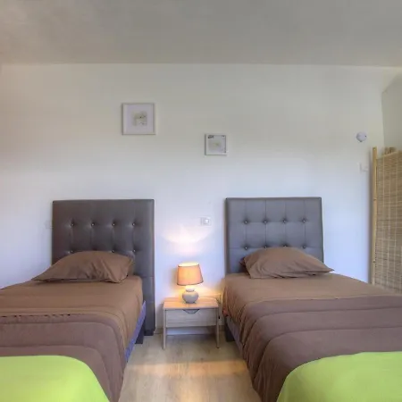 Appartement Pérouges, 1 Pièce, 2 Personnes - Fr-1-493-305 Pérouges